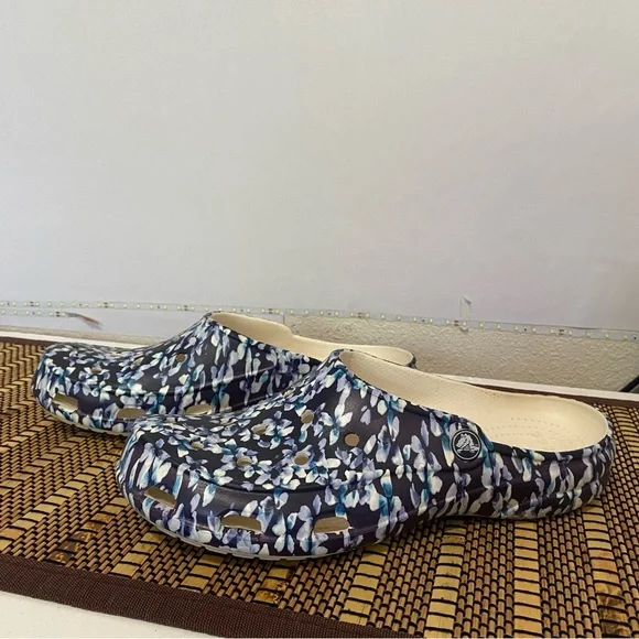 Crocs Classic Clogs Womens 10 Blue Floral Slip On Comfort Lightweight Shoes - Picture 5 of 6